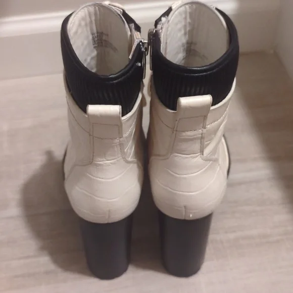 NWOT Vince Camuto Women's Ermania Combat Block Heel Platform Boots - Size 5 - Picture 2 of 8